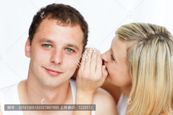 女人告訴男人一些重要的東西