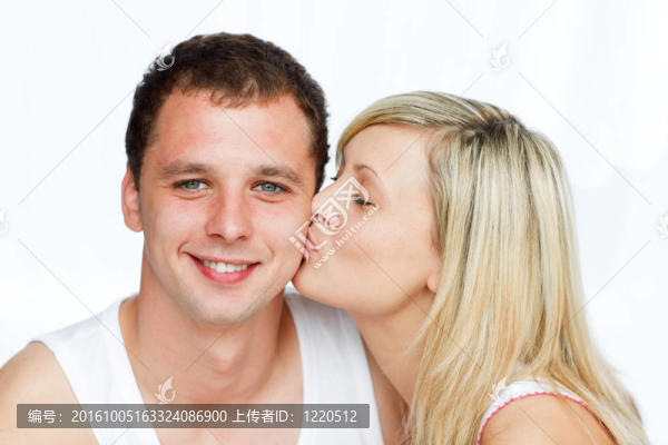 美麗的女人親吻一個微笑的男人