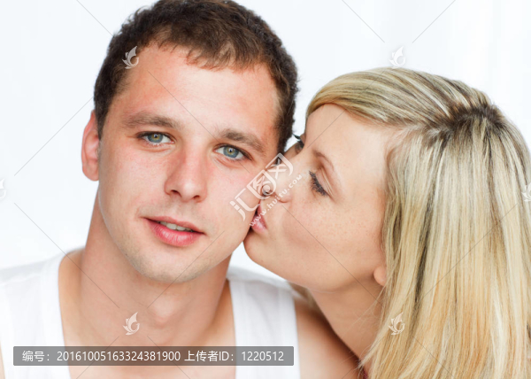 女人親吻一個(gè)微笑的男人
