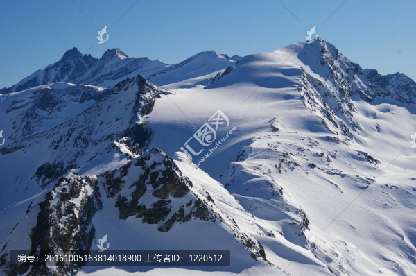 晴天的山嶺和山峰