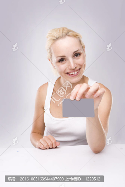 年輕的金發(fā)女人手里拿著名片