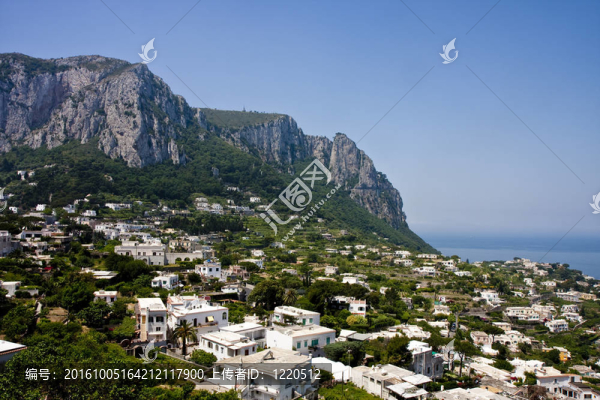 沿海山區(qū)的白色住宅
