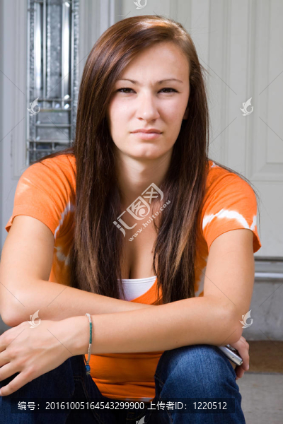 十幾歲的女孩坐在外面