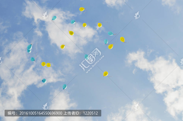 在蔚藍(lán)的天空中許多氣球