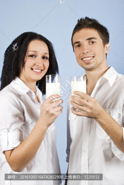 青春夫妻與牛奶