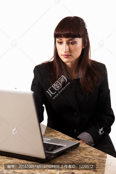 有吸引力的白人黑發(fā)女人