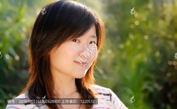 亞洲美麗的女孩在戶外