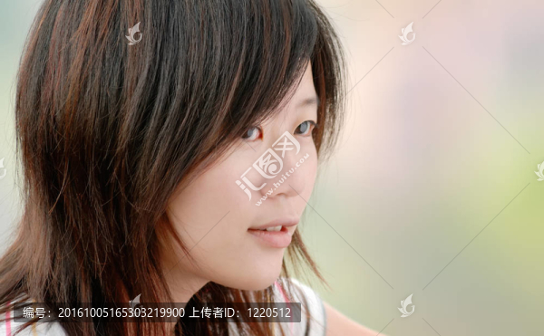 亞洲美麗的女孩在戶外