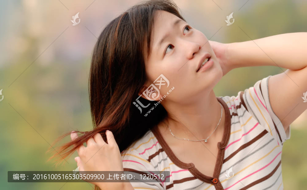 亞洲美麗的女孩在戶外