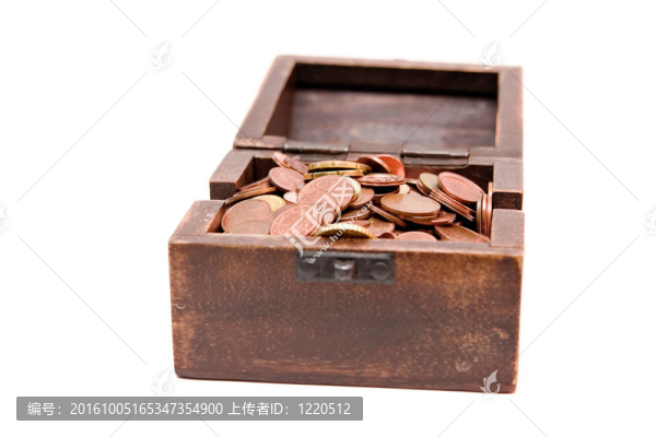 一個(gè)裝滿(mǎn)錢(qián)的木制的古老箱子