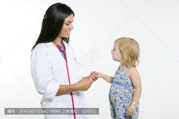 兒科醫(yī)生的金發(fā)小姑娘的黑發(fā)