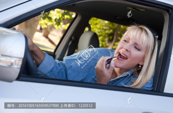 開車時(shí)涂口紅的女人
