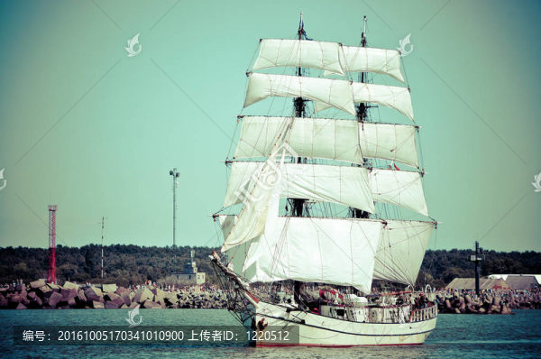 全帆的帆船