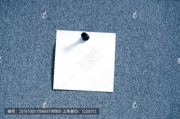 公告板上的空白紙
