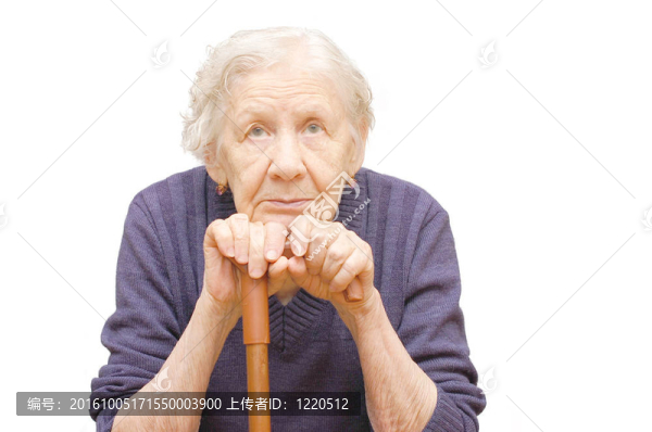 祖母在白色背景上拿著手杖