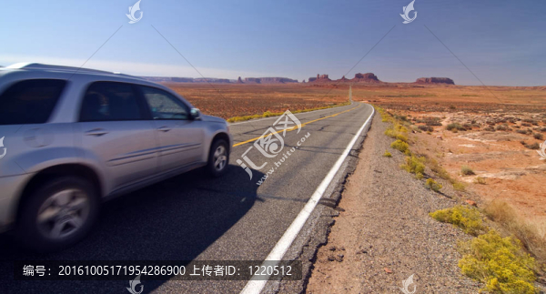 SUV車進入紀念碑谷；猶他