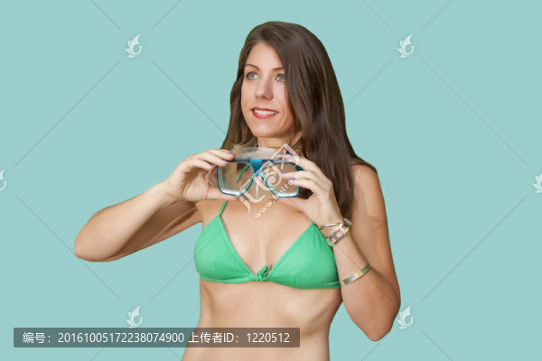 一個漂亮的媽媽/女人/女孩的母親舉行一個潛水面具在夏威夷或加勒比海度假。
