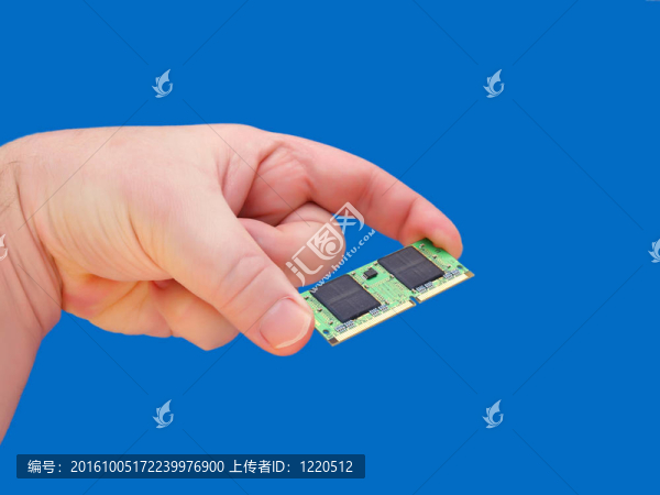 筆記本電腦藍色背景手持內(nèi)存