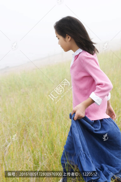 女孩奔跑的山