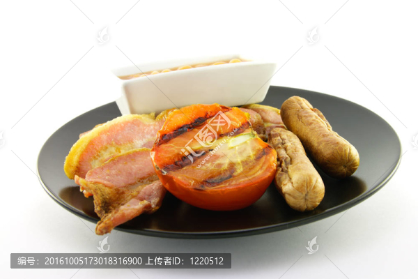 在盤子上煮的早餐