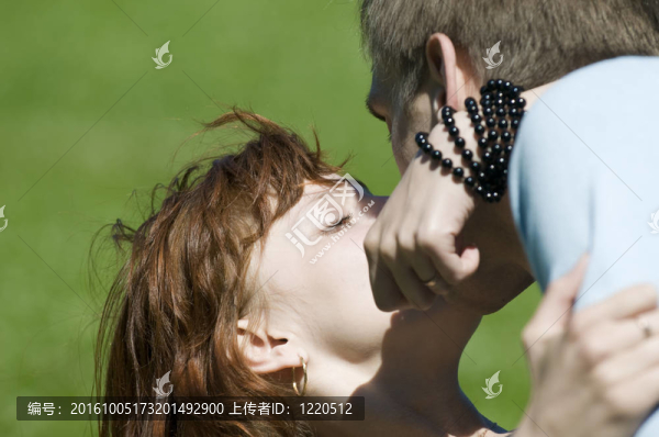 年輕的情侶接吻