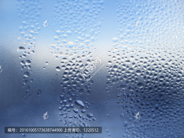 水滴在玻璃上