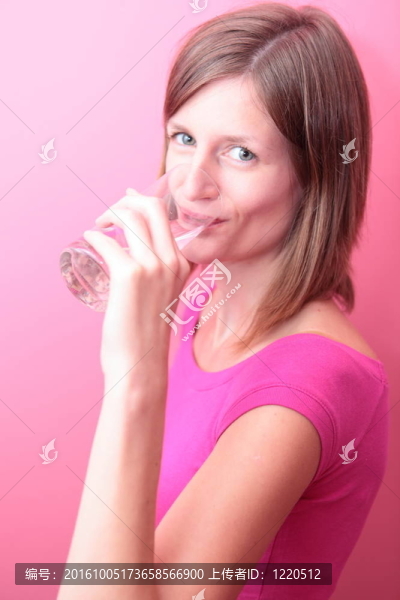 漂亮的年輕女子飲用水