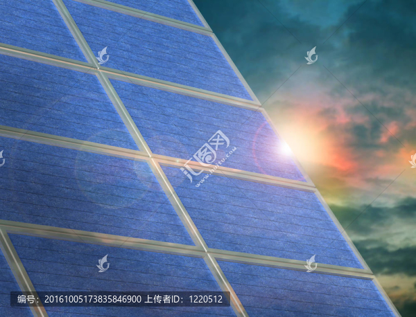 黃昏時的太陽能電池板陣列