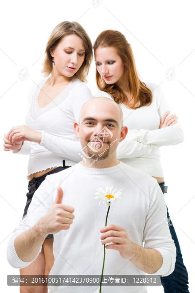 男人抱著camomline和兩個(gè)女人