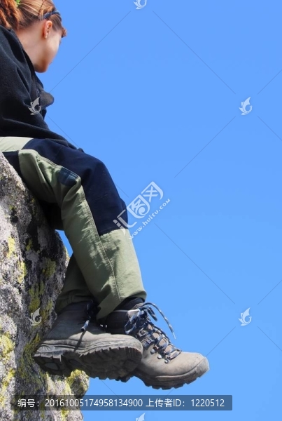 女人在山上徒步旅行者放松