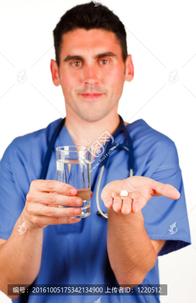 醫(yī)生拿著藥丸和一杯水