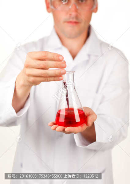 科學家在實驗室里抱著試管