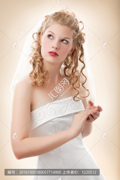 美麗的新娘穿著白色禮服