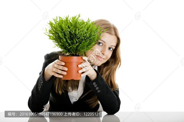 拿著植物的花瓶的商業(yè)婦女