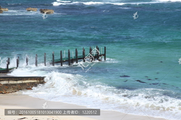 碼頭波濤洶涌的大海