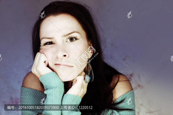迷人的年輕女人頭在手