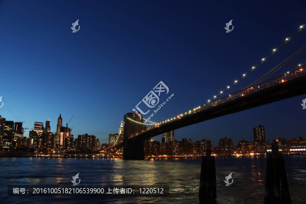 曼哈頓市中心；布魯克林大橋在夜間在藍色的時間看到從布魯克林