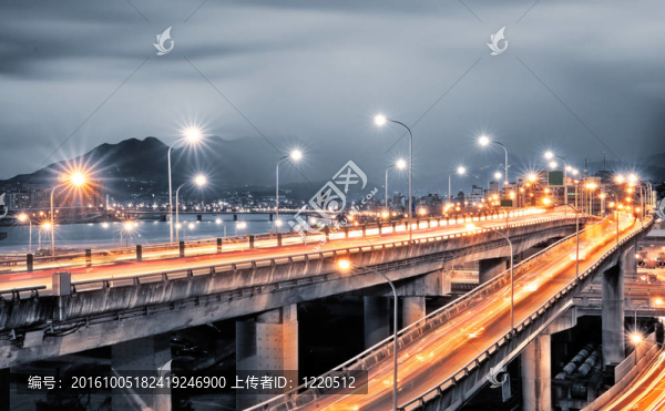 汽車燈交匯處