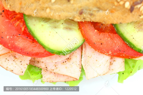 新鮮火腿、奶酪和蔬菜三明治