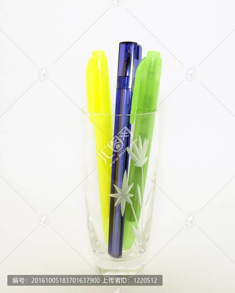 玻璃中的彩色筆