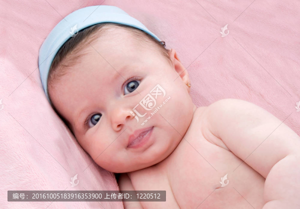 可愛的新生嬰兒藍(lán)色眼睛