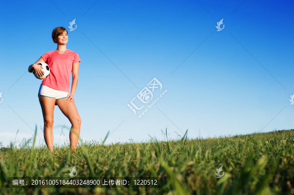 踢足球的年輕女子