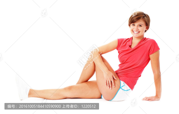 年輕的健身女子在紅衫伸展；孤立White