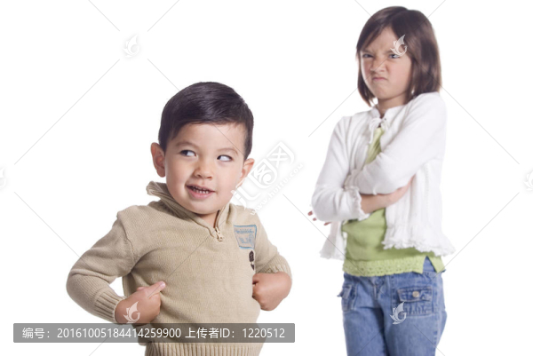 男孩取笑妹妹。