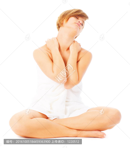 女人在自己的毛巾massaing