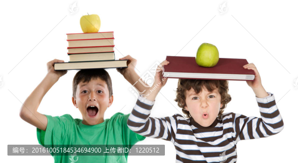可愛(ài)的兒童與許多書(shū)籍和蘋(píng)果的頭
