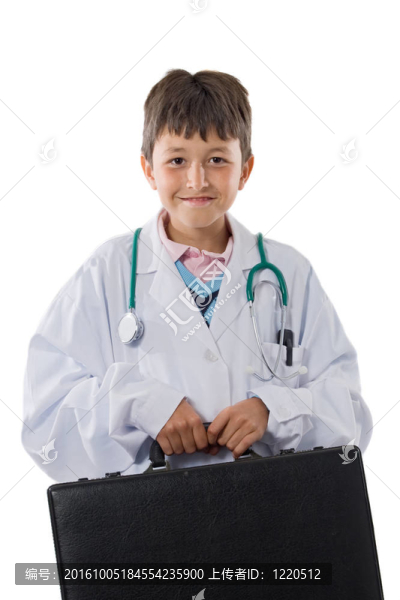 可愛(ài)的男孩與醫(yī)生的衣服孤立在白色