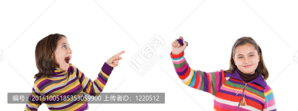 嘲笑她的朋友的有趣的小女孩