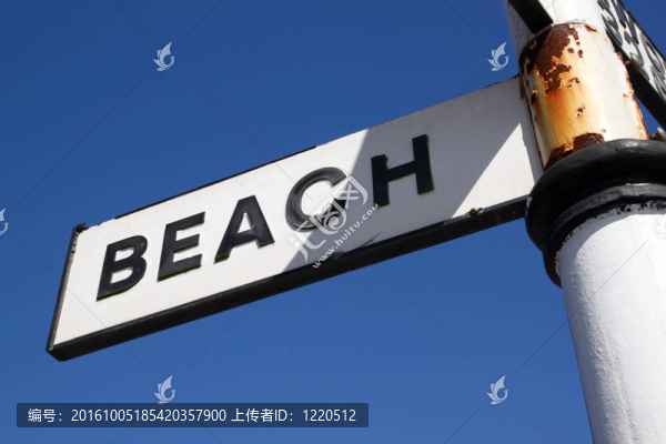 海灘標(biāo)志和藍(lán)天。