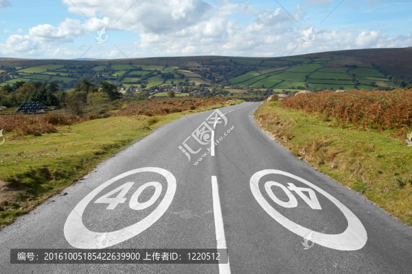 40英里的標(biāo)志在一條鄉(xiāng)間道路；達(dá)特穆爾英格蘭。
